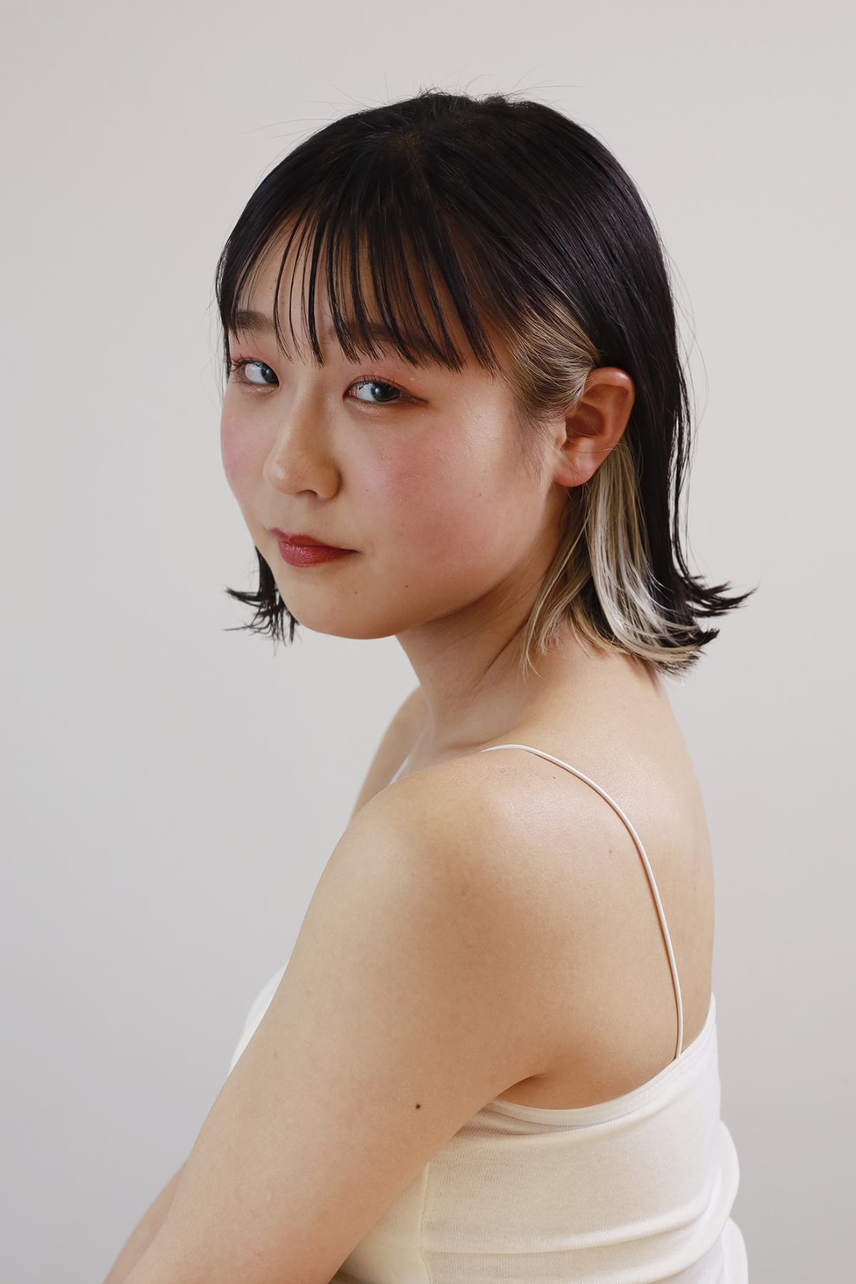 01切りっぱなしインナーカラーボブ